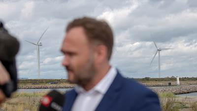 Dan Jørgensen foran vindmøller
