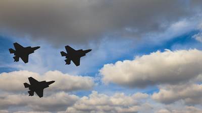 Tre F-35 fly i luften