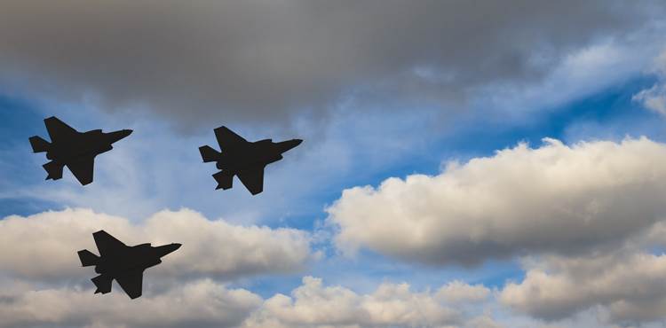 Tre F-35 fly i luften
