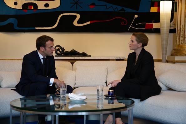 Den franske præsident, Emmanuel Macron, og Statsminister Mette Frederiksen i samtale i Élyséepalæet