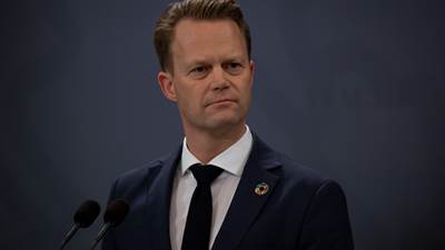 Udenrigsminister Jeppe Kofod ved talerstol i Spejlsalen, Statsministeriet