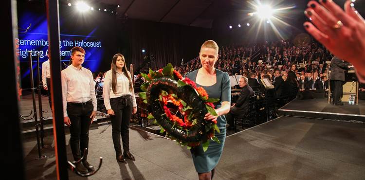 Statsminister Mette Frederiksen lægger blomsterkrans for at markere 75-året for befrielsen af Auschwitz
