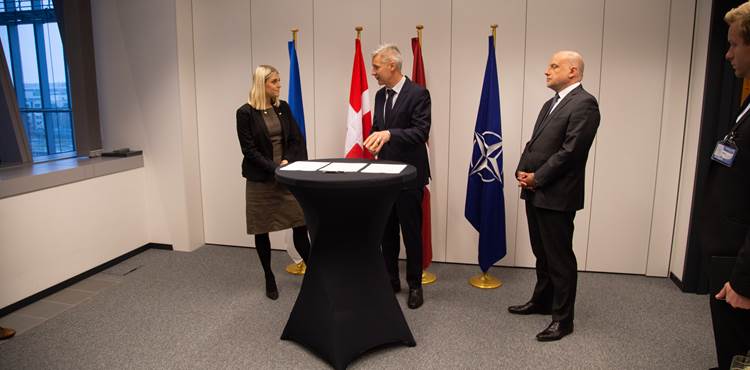 Forsvarsminister Trine Bramsen underskriver aftale med kolleger fra Estland og Letland