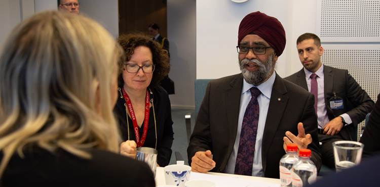 Forsvarsminister Trine Bramsen møder Canadas Harjit Sajjan i NATO