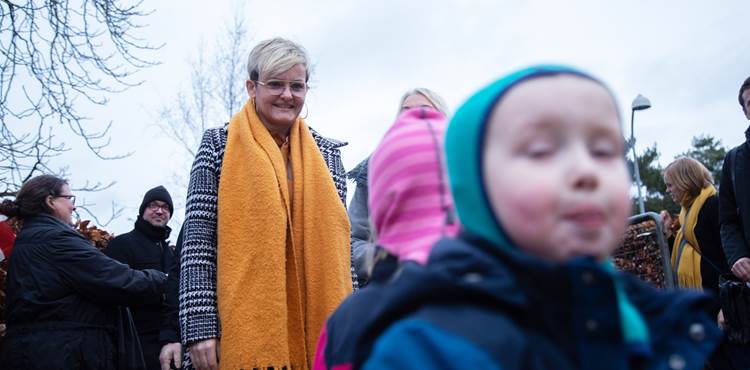 Børne- og undervisningsminister Pernille Rosenkrantz-Theil besøger årets dagstilbud. Her står hun udenfor omringet af børn og voksne