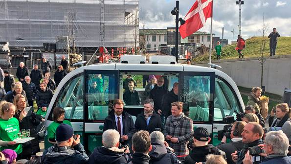 Trafikminister Benny Engelbrecht ved selvkørende bus i Aalborg