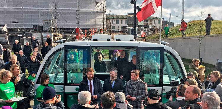 Trafikminister Benny Engelbrecht ved selvkørende bus i Aalborg