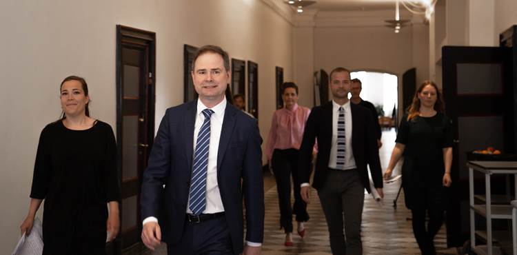 Finansminister Nicolai Wammen på vej til pressemøde i Finansministeriet