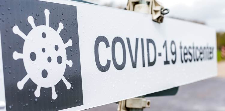 Skilt der henviser til COVID-19 testcenter