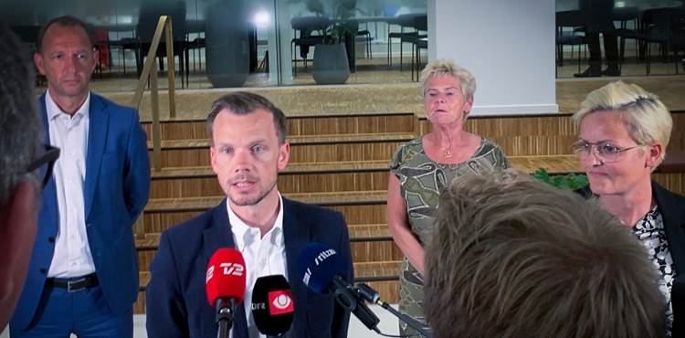 Beskæftigelsesminister Peter Hummelgaard møder pressen