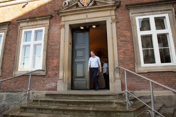 Finansminister Nicolai Wammen på vej ud af døren i Finansministeriet