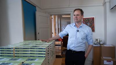 Finansminister Nicolai Wammen og den trykte version af forslag til finansloven for 2021