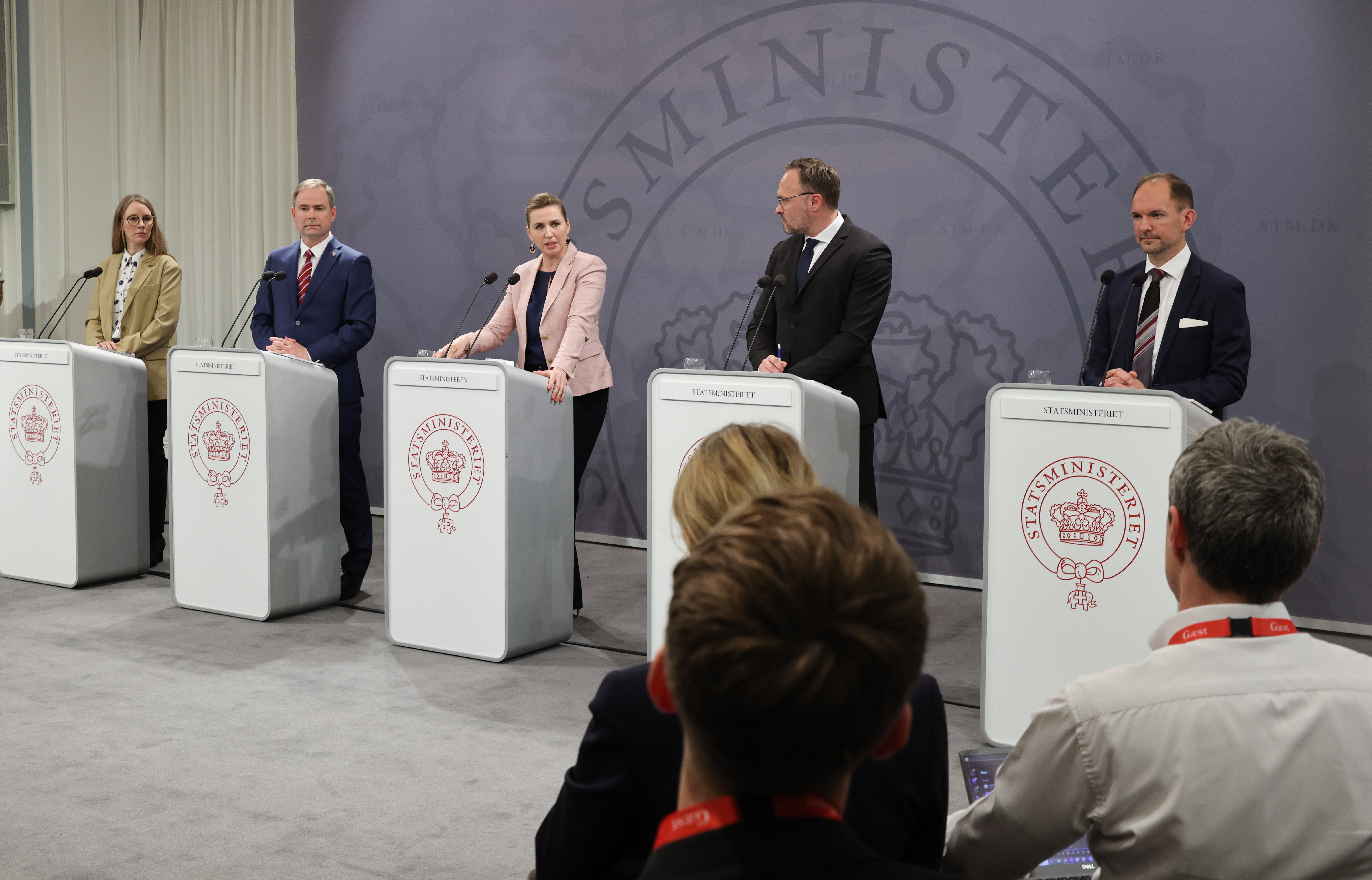 Billede fra pressemødet hvor Lea Wermelin, Nicolai Wammen, Mette Frederiksen, Dan Jørgensen og Jeppe Bruus præsenterede udspillet Danmark kan mere II